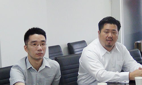 新加坡资讯通信发展管理局中国区司长、新加坡驻上海总领事馆信息产业处领事庄庆维（右）