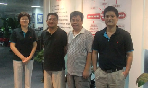 右一奇异果体育互联董事长杨冰之，右二中科院研究生院教授吕本富， 左一奇异果体育互联总经理郑爱军，左二互联网研究专家王俊秀