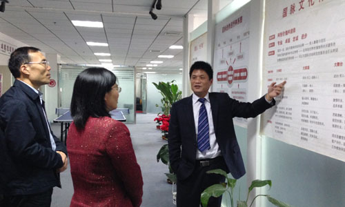 （左一）宁波市智慧城市研究院院长　顾德道　　　 　　　　　　。ㄗ蠖）宁波市智慧城市建设工作领导小组办公室主任　谢月娣