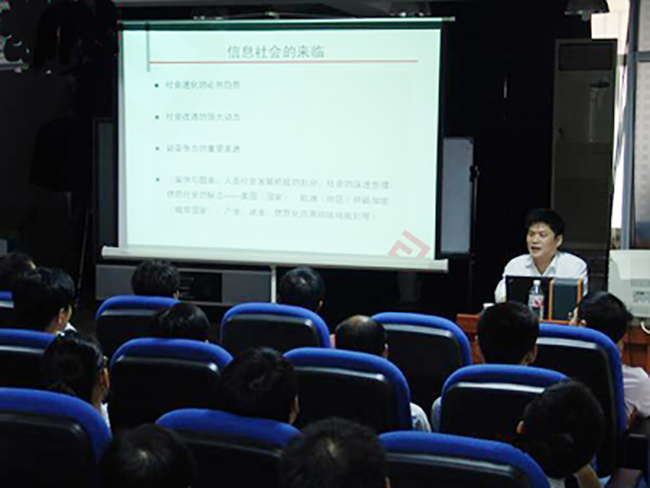 奇异果体育信息化发展研究中心主任、浙江大学客座教授杨冰之应邀赴南华大学，为该校计算机科学与技术学院师生做了题为“网络与信息化建设人才需求”的学术讲座