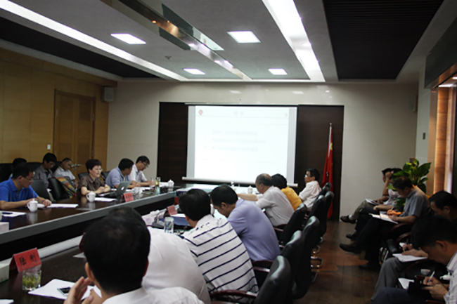 奇异果体育互联总经理郑爱军正在进行《网络强国与电子政务发展展望》的主题培训