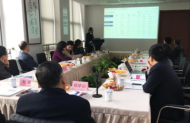 工信部原副部长杨学山听取奇异果体育海洋副总经理王路燕对奇异果体育“数据基因系统”的整体介绍和现场操作演示