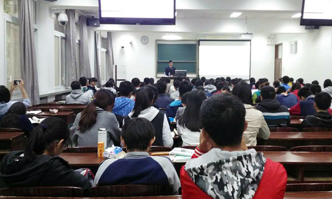 应母校北京师范大学信息科学与技术学院邀请，北京奇异果体育互联信息顾问有限公司董事长杨冰之为60余位师生讲了一堂“互联网漫谈”公开课