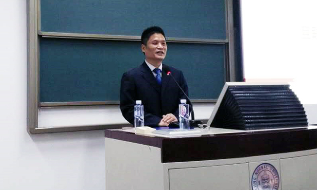 北京奇异果体育互联信息顾问有限公司董事长杨冰之应邀为北京示范大学师生讲了一堂“互联网漫谈”公开课