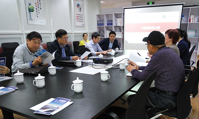 中船通总经理郑爱军向舟山市人大常委会副主任李善忠一行汇报中船通的运营情况、经营状况以及人员配置等