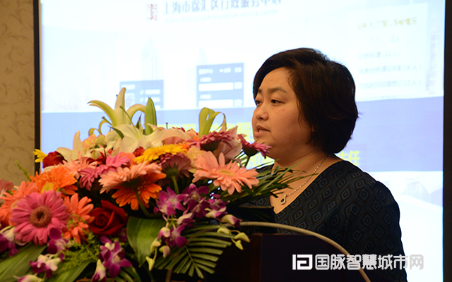 在“2015中国互联网+信息社会高端论坛”上，上海市徐汇区虹梅路街道办事处主任万小岚分享了徐汇区发展“互联网+政务”的三大工作经验。