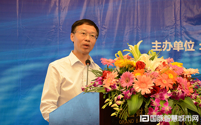 在“2015中国互联网+信息社会高端论坛”上，农业部信息中心原主任郭作玉发表主题演讲。